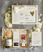 Prezenty dla Mamy zestawy w welurowych i ozdobnych pudełkach  Zestaw Prezentowy na Dzień Mamy - Box Upomienk Kubek z napisem Mama doskonała życzenia0