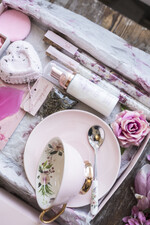 Prezenty dla Mamy Zestawy kosmetyczne  pomysł na prezent z okazji dnia mamy zestaw kosmetyków w zestawie z różową filiżanką ze spodkiem i łyżeczką 7