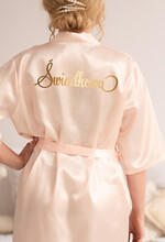 Szlafroki Ślubne z Napisami Szlafrok dla Świadkowej / Druhny / Mamy     Satynowy  szlafrok z napisem na plecach dla świadkowej, satynowy złoty szlafrok dla świadkowej, szlafrok na sesję dla świadkowej0