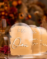 Numery na stół welurowe złote akrylowe  numerki na stół weselny, akrylowe numery na stół weselny, złoty numerek na stoły weselne, numeracja stołów na weselu, nowoczesny numerek na stół weselny 3