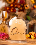 Numery na stół welurowe złote akrylowe  numerki na stół weselny, akrylowe numery na stół weselny, złoty numerek na stoły weselne, numeracja stołów na weselu, nowoczesny numerek na stół weselny 1