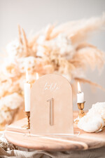 Numery na stół welurowe złote akrylowe  Stojak z numerkiem na stół Weselny, tabliczka na stol weselny, welurowy numerek na stół weselny3