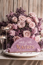 Numery na stół welurowe złote akrylowe  Stojak z numerkiem na stół Pary Młodej, lawendowa tabliczka na stol Pary Mlodej, welurowy numerek na stół weselny tabliczka na stół weselny w stylu glamour6