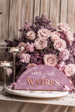 Numery na stół welurowe złote akrylowe  Stojak z numerkiem na stół Pary Młodej, lawendowa tabliczka na stol Pary Mlodej, welurowy numerek na stół weselny tabliczka na stół weselny w stylu glamour1