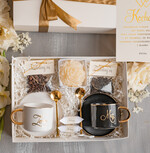  Prezenty dla Młodej Pary  Zestawy z Filiżanką lub Kubkiem Fajny pomysł na prezent ślubny dla Młodej Pary, co dać zamiast kwiatów Parze Młodej, filiżanki dla Pary Młodej z napisami, box z filiżankami dla Pary Młodej na ślub3