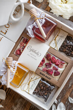  Prezenty dla Młodej Pary  Zestawy z Filiżanką lub Kubkiem pomysł na prezent dla Pary Młodej filiżanki w kształcie serca, zestaw prezentowy dla Pary Młodej, box prezentowy    2