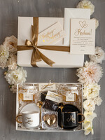  Prezenty dla Młodej Pary  Zestawy z Filiżanką lub Kubkiem Fajne prezenty dla Młodej Pary, zestaw z filiżanką dla Pary Młodej, co dać zamiast kwiatów Parze Młodej, filiżanki dla Pary Młodej z napisami, box z filiżankami dla Pary Młodej na ślub0