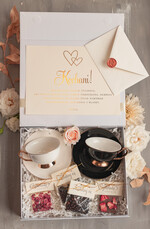  Prezenty dla Młodej Pary  Zestawy z Filiżanką lub Kubkiem Praktyczny Prezent ślubny dla Młodej Pary, zestaw z filiżanką dla Pary Młodej, co dać zamiast kwiatów Parze Młodej, filiżanki dla Pary Młodej z napisami, box z filiżankami dla Pary Młodej na ślub0