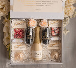  Prezenty dla Młodej Pary  zestawy i akcesoria do wina i drinków Co dać na prezent dla Młodej Pary, Co warto dać na prezent ślubny, eleganckie złote kieliszki mąż i żona, prezenty dla Młodej Pary 1