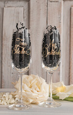  Prezenty dla Młodej Pary  zestawy i akcesoria do wina i drinków Co dać na prezent dla Młodej Pary, Co warto dać na prezent ślubny, eleganckie złote kieliszki mąż i żona, prezenty dla Młodej Pary 10