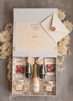  Prezenty dla Młodej Pary  zestawy i akcesoria do wina i drinków Co dać na prezent dla Młodej Pary, Co warto dać na prezent ślubny, eleganckie złote kieliszki mąż i żona, prezenty dla Młodej Pary 0