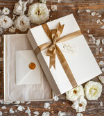  Prezenty dla Młodej Pary  zestawy i akcesoria do wina i drinków Pomysłowe prezenty na ślub dla Pary Młodej, naklejka na butelkę z dedykacją, kieliszki z napisami Mąż Żona, pomysł na prezent dla Pary Młodej 2