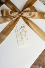  Prezenty dla Młodej Pary  zestawy i akcesoria do wina i drinków Pomysłowe prezenty na ślub dla Pary Młodej, naklejka na butelkę z dedykacją, kieliszki z napisami Mąż Żona, pomysł na prezent dla Pary Młodej 3