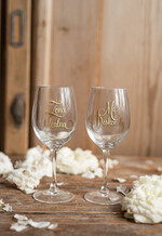  Prezenty dla Młodej Pary  zestawy i akcesoria do wina i drinków Pomysłowe prezenty na ślub dla Pary Młodej, naklejka na butelkę z dedykacją, kieliszki z napisami Mąż Żona, pomysł na prezent dla Pary Młodej 4