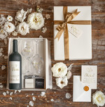  Prezenty dla Młodej Pary  zestawy i akcesoria do wina i drinków Pomysłowe prezenty na ślub dla Pary Młodej, naklejka na butelkę z dedykacją, kieliszki z napisami Mąż Żona, pomysł na prezent dla Pary Młodej 0