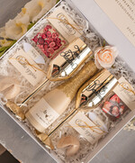  Prezenty dla Młodej Pary  zestawy i akcesoria do wina i drinków Co dać na prezent dla Młodej Pary, Co warto dać na prezent ślubny, eleganckie złote kieliszki mąż i żona, prezenty dla Młodej Pary1