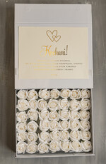  Prezenty dla Młodej Pary  zestawy i akcesoria do wina i drinków Pudełko pełne róż, ozdobne pudełko z mydlanymi różami i kartką, pudełko prezentowe z dedykacja dla Młodej Pary, pudełko wypełnione mydlanymi różami 4