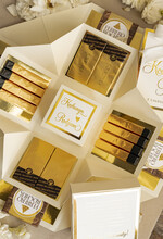 Prezenty, Podziękowania dla Rodziców zestawy słodkości, pudełka na prezenty  Najmodniejsze podziękowanie dla Rodziców, prezent bombonierka podziękowanie Rodzicom, exploding box z bransoletkami, różą i czekoladkami zestaw prezentowy dla Mamy i Taty na Ślub13