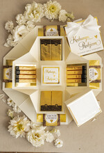 Prezenty, Podziękowania dla Rodziców zestawy słodkości, pudełka na prezenty  Najmodniejsze podziękowanie dla Rodziców, prezent bombonierka podziękowanie Rodzicom, exploding box z bransoletkami, różą i czekoladkami zestaw prezentowy dla Mamy i Taty na Ślub14