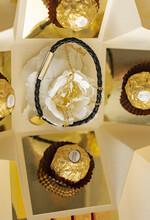 Prezenty, Podziękowania dla Rodziców zestawy słodkości, pudełka na prezenty  Najmodniejsze podziękowanie dla Rodziców, prezent bombonierka podziękowanie Rodzicom, exploding box z bransoletkami, różą i czekoladkami zestaw prezentowy dla Mamy i Taty na Ślub9