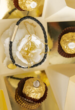 Prezenty, Podziękowania dla Rodziców zestawy słodkości, pudełka na prezenty  Najmodniejsze podziękowanie dla Rodziców, prezent bombonierka podziękowanie Rodzicom, exploding box z bransoletkami, różą i czekoladkami zestaw prezentowy dla Mamy i Taty na Ślub10