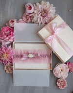 Panna Młoda  podwiązki ślubne pudrowo różowa ślubna podwiązka na gumce, delikatna tiulowa podwiązka ślubna z inicjałami Pary Młodej, podwiązka dla Panny Młodej, inicjały na podwiązce ślubnej2