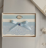 Panna Młoda  podwiązki ślubne podwiązka ślubna z ozdobnym kamieniem niebieska koronkowa podwiązka z inicjałami Pary Młodej, dwie podwiązki ślubne, niebieska koronkowa podwiązka dla Panny Młodej1