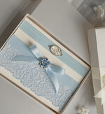 Panna Młoda  podwiązki ślubne podwiązka ślubna niebieska koronkowa i podwiązka z inicjałami Pary Młodej, dwie podwiązki ślubne, niebieska koronkowa podwiązka dla Panny Młodej3