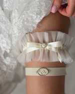 Panna Młoda  podwiązki ślubne Komplet dwóch podwiązek ślubnych, podwiązka z miękkniego tiulu z kryształkami dla Panny Młodej, śmietankowa podwiązka ślubna tiulowa, perosonalizowana ecru podwiązka ślubna0