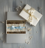 Panna Młoda  podwiązki ślubne podwiązka ślubna tiulowa z niebieską wstążką, podwiązka ślubna dla Panny Młodej z niebieską kokardką, podwiązka dla Panny Młodej z tiulu0