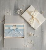 Panna Młoda  podwiązki ślubne podwiązka ślubna z ozdobnym kamieniem niebieska koronkowa i podwiązka z inicjałami Pary Młodej, dwie podwiązki ślubne, niebieska koronkowa podwiązka dla Panny Młodej0