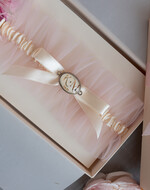 Panna Młoda  podwiązki ślubne tiulowa różowa ślubna podwiązka na gumce, delikatna tiulowa podwiązka ślubna z inicjałami Pary Młodej, podwiązka dla Panny Młodej, inicjały na podwiązce ślubnej1