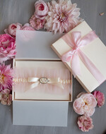 Panna Młoda  podwiązki ślubne tiulowa różowa ślubna podwiązka na gumce, delikatna tiulowa podwiązka ślubna z inicjałami Pary Młodej, podwiązka dla Panny Młodej, inicjały na podwiązce ślubnej0