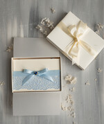 Panna Młoda  podwiązki ślubne niebieska podwiązka z koronki, niebieska podwiązka dla Panny Młodej, niebieska koronkowa podwiązka ślubna z ozdobnym kamieniem, delikatna podwiązka dla Panny Młodej1