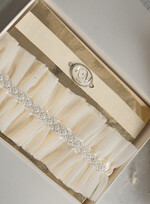 Panna Młoda  podwiązki ślubne kremowa delikatna podwiązka ślubna koronkowa podwiązka z ozdobnymi kamieniami, dwie podwiązki ślubne, podwiązka dla Panny Młodej z koronki z perełkami1