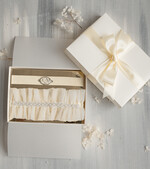 Panna Młoda  podwiązki ślubne kremowa delikatna podwiązka ślubna koronkowa podwiązka z ozdobnymi kamieniami, dwie podwiązki ślubne, podwiązka dla Panny Młodej z koronki z perełkami0