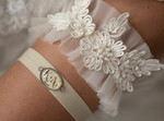 Panna Młoda  podwiązki ślubne komplet dwóch podwiązek ślubnych, koronkowa podwiązka z miękkniego tiulu z perełkami dla Panny Młodej, śmietankowa podwiązka ślubna tiulowa,  personalizowana ecru podwiązka ślubna2