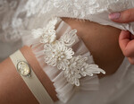 Panna Młoda  podwiązki ślubne komplet dwóch podwiązek ślubnych, koronkowa podwiązka z miękkniego tiulu z perełkami dla Panny Młodej, śmietankowa podwiązka ślubna tiulowa,  personalizowana ecru podwiązka ślubna3