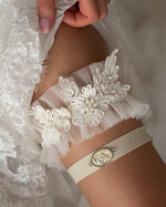 Panna Młoda  podwiązki ślubne komplet dwóch podwiązek ślubnych, koronkowa podwiązka z miękkniego tiulu z perełkami dla Panny Młodej, śmietankowa podwiązka ślubna tiulowa,  personalizowana ecru podwiązka ślubna0
