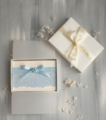 Panna Młoda  podwiązki ślubne niebieska podwiązka dla Panny Młodej, niebieska koronkowa podwiązka ślubna z ozdobnym kamieniem, delikatna podwiązka dla Panny Młodej1