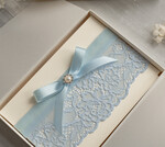 Panna Młoda  podwiązki ślubne niebieska podwiązka dla Panny Młodej, niebieska koronkowa podwiązka ślubna z ozdobnym kamieniem, delikatna podwiązka dla Panny Młodej, niebieska podwiązka z koronki2