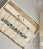 Panna Młoda  podwiązki ślubne podwiązki ślubne z niebieskimi kamieniami koronkowa podwiązka z ozdobnymi kamieniami, dwie podwiązki ślubne, podwiązki dla Panny Młodej z inicjałami Pary Młodej1