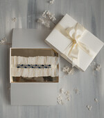 Panna Młoda  podwiązki ślubne podwiązka ślubna tiulowa, podwiązka ślubna dla Panny Młodej z niebieskimi ozdobnymi kamieniami, podwiązka dla Panny Młodej z tiulu z ozdobnymi kamieniami1