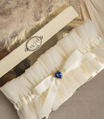 Panna Młoda  podwiązki ślubne podwiązka dla Panny Młodej, podwiązka ślubna z inicjałami, podwiązka z niebieskim dodatkiem, elegancka i subtelna podwiązka dla Panny Młodej 1