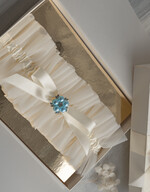 Panna Młoda  podwiązki ślubne podwiązka ślubna tiulowa z kremową wstążką, podwiązka ślubna dla Panny Młodej z ecru kokardką, podwiązka dla Panny Młodej z tiulu z ozdobnym niebieskim kamieniem2