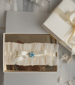 Panna Młoda  podwiązki ślubne podwiązka ślubna tiulowa z kremową wstążką, podwiązka ślubna dla Panny Młodej z ecru kokardką, podwiązka dla Panny Młodej z tiulu z ozdobnym niebieskim kamieniem1