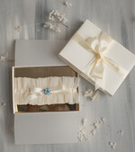 Panna Młoda  podwiązki ślubne podwiązka ślubna tiulowa z kremową wstążką, podwiązka ślubna dla Panny Młodej z ecru kokardką, podwiązka dla Panny Młodej z tiulu z ozdobnym niebieskim kamieniem0