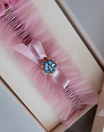 Panna Młoda  podwiązki ślubne podwiązka ślubna tiulowa z różową wstążką, tiulowa podwiązka ślubna dla Panny Młodej, podwiązka dla Panny Młodej z tiulu z ozdobnym niebieskim kamieniem1