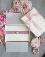 Panna Młoda  podwiązki ślubne pudrowo różowa ślubna podwiązka na gumce, cienka delikatna podwiązka ślubna z inicjałami Pary Młodej, podwiązka dla Panny Młodej, inicjały na podwiązce ślubnej1