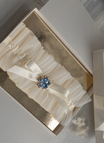 Panna Młoda  podwiązki ślubne podwiązka ślubna tiulowa z kremową wstążką, podwiązka ślubna dla Panny Młodej z ecru kokardką, podwiązka dla Panny Młodej z tiulu z ozdobnym niebieskim kamieniem2